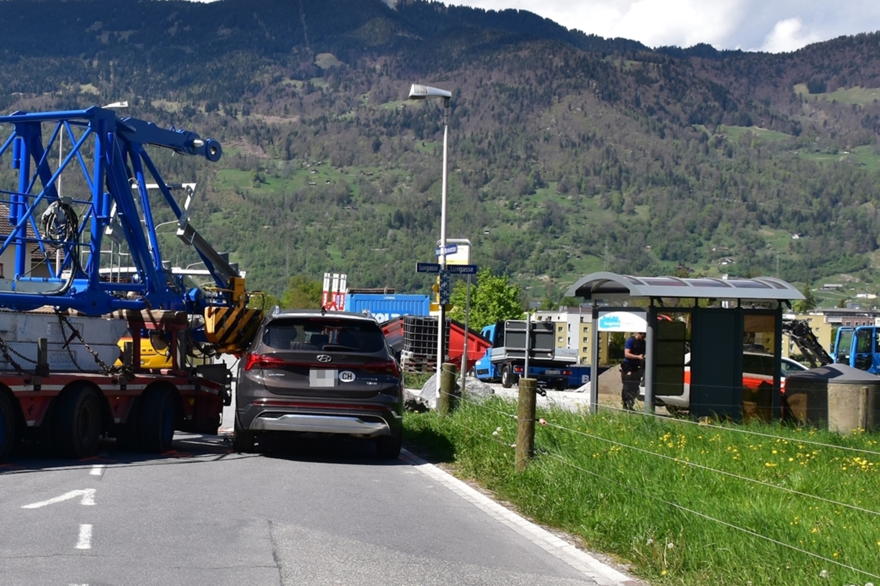 Unfall Igis GR – Baukran trifft Auto beim Abbiegen