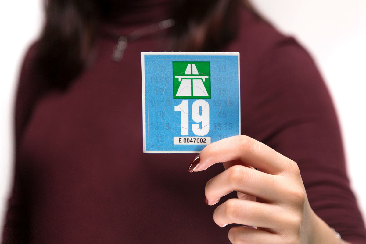 Schweiz - Die Vignette 2019 ist himmelblau und kostet 40 Franken