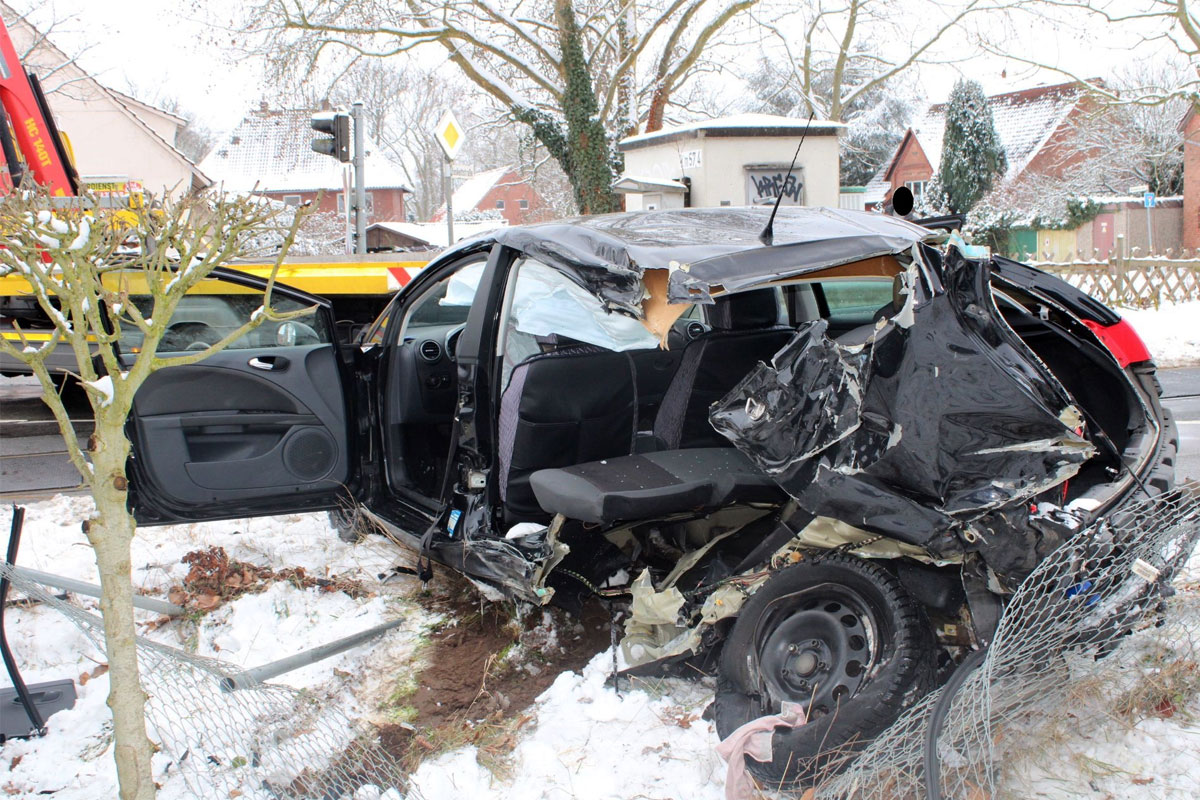 Porta Westfalica – Bei Umfahrung der Schranken mit Zug kollidiert