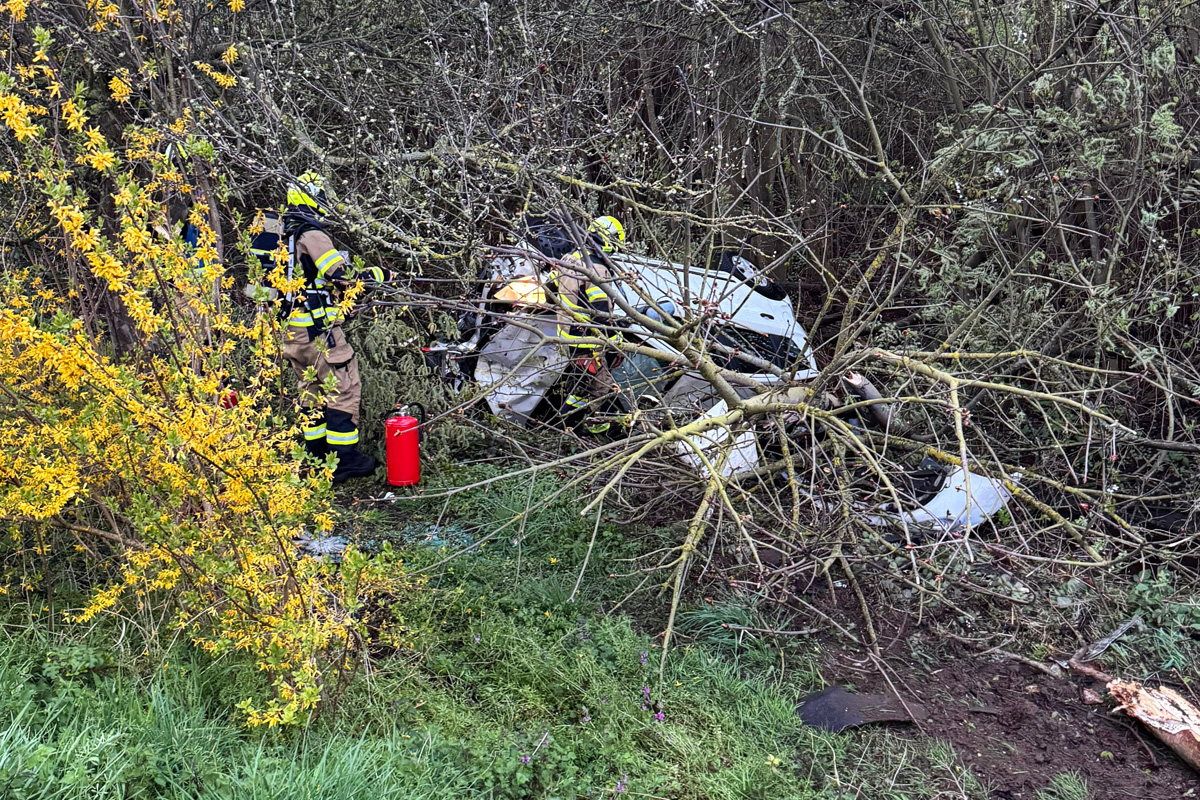 Neuss – Zwei Verletzte nach Unfall mit Überschlag