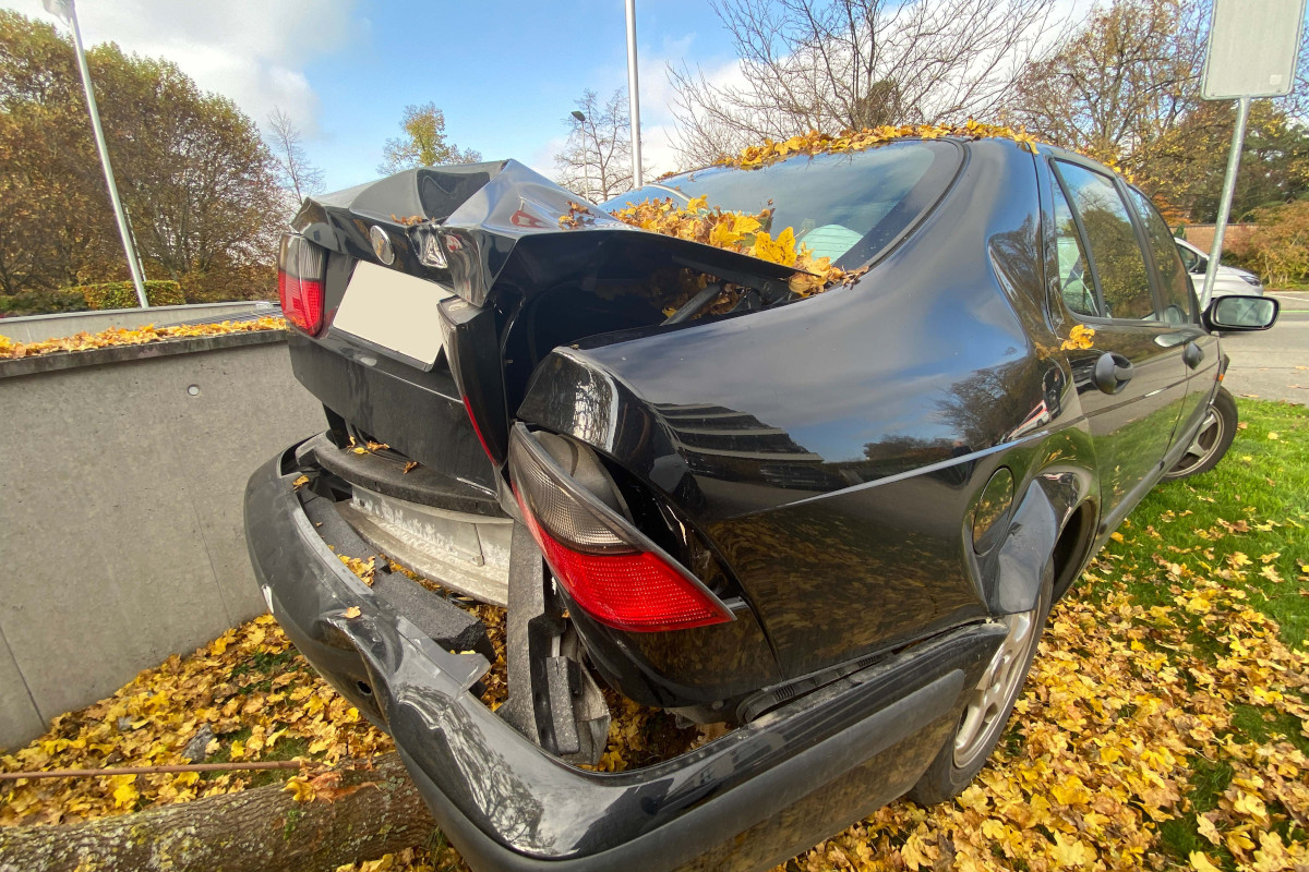 Baar ZG – Grosser Schaden nach Unfall in Parkplatz