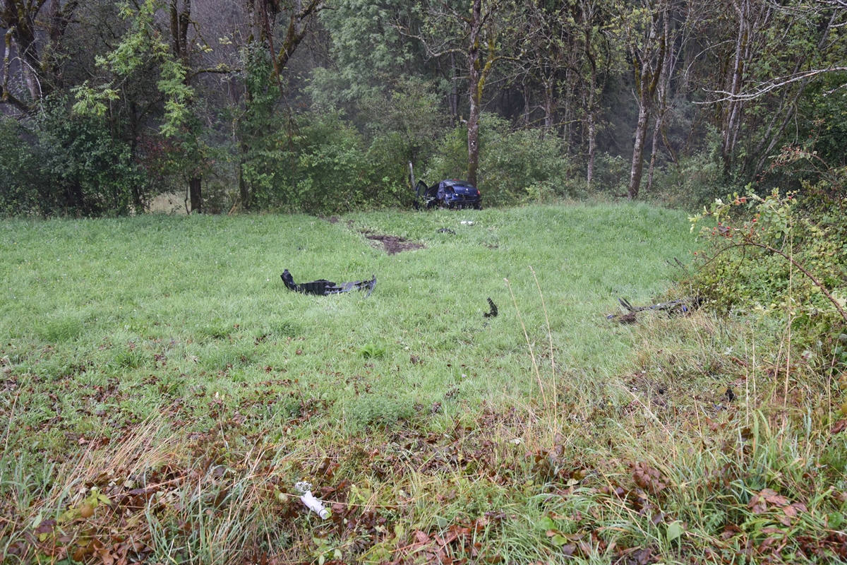 Sarn GR – Auto stürzt bei Unfall den Hang hinunter