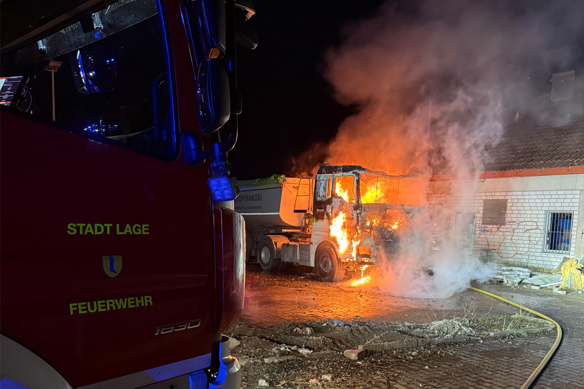 Lage – Fahrerhaus eines Lkw in Vollbrand