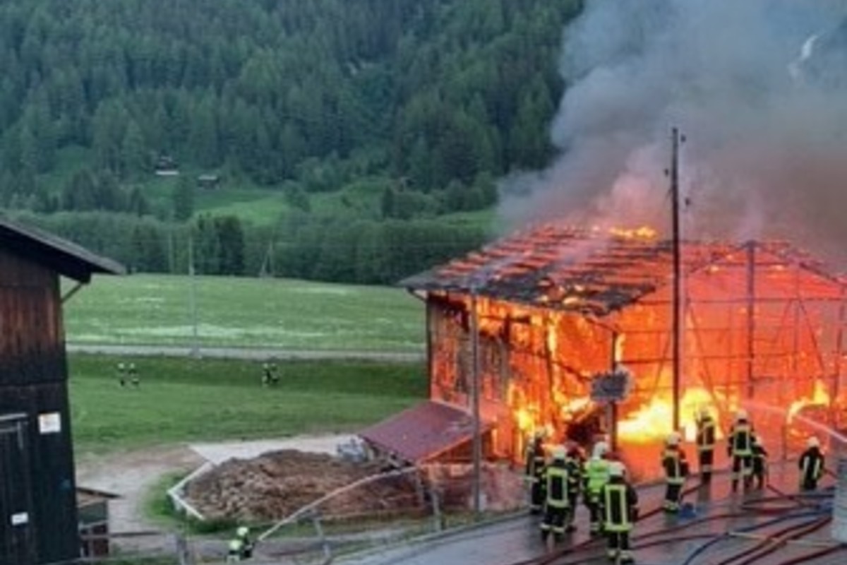 Brand zerstört Stall in Gluringen VS komplett