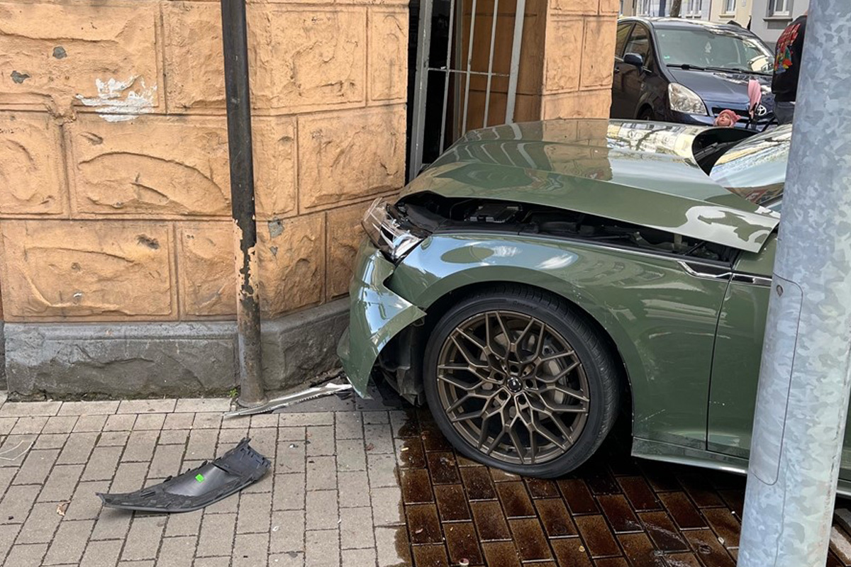 Hagen – Autofahrer prallt bei Ausweichmanöver in Kiosk