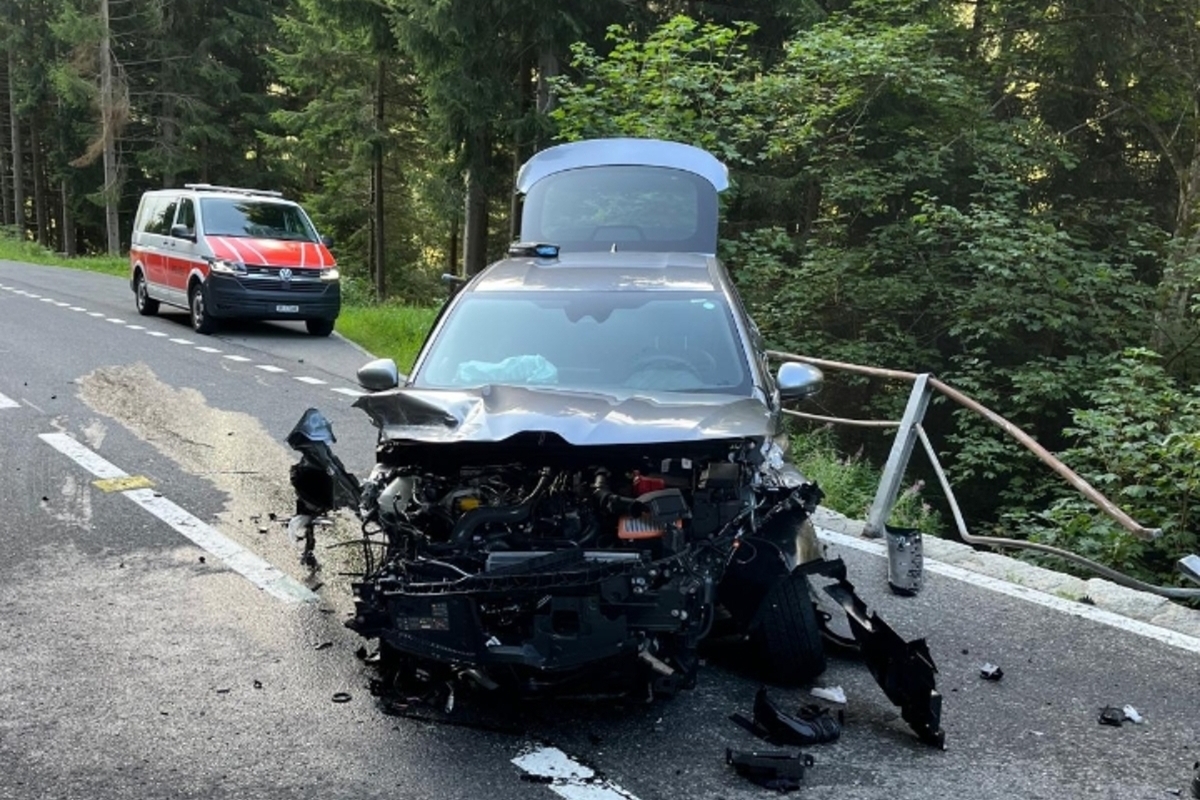 Wassen UR - Auto dreht sich bei Unfall um 180 Grad