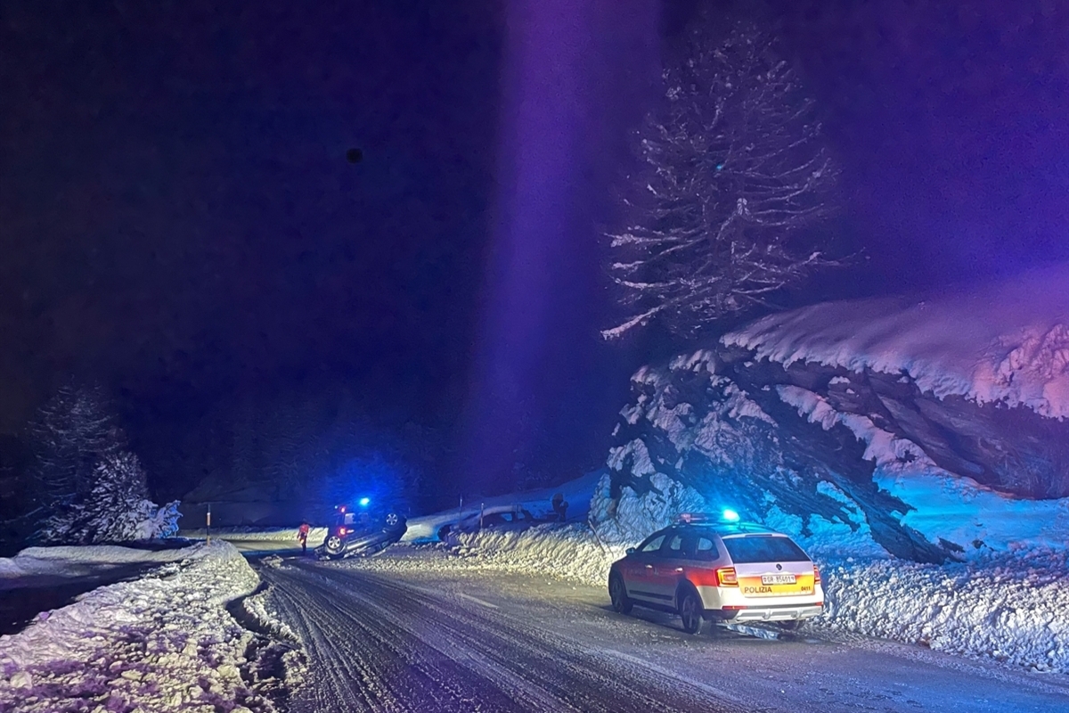 Maloja GR – Auto prallt gegen Schneewall und überschlägt sich 