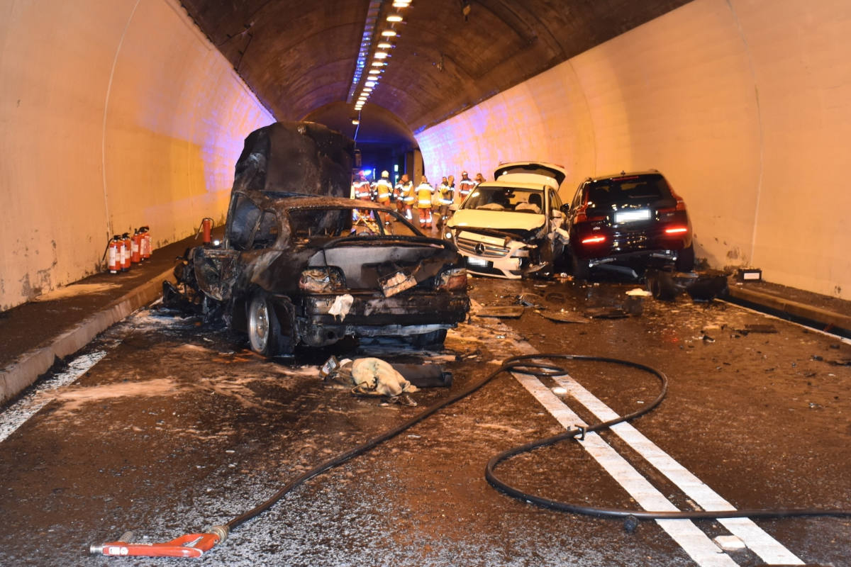 A13 Pian San Giacomo GR – Fahrzeugbrand nach Unfall in Tunnel