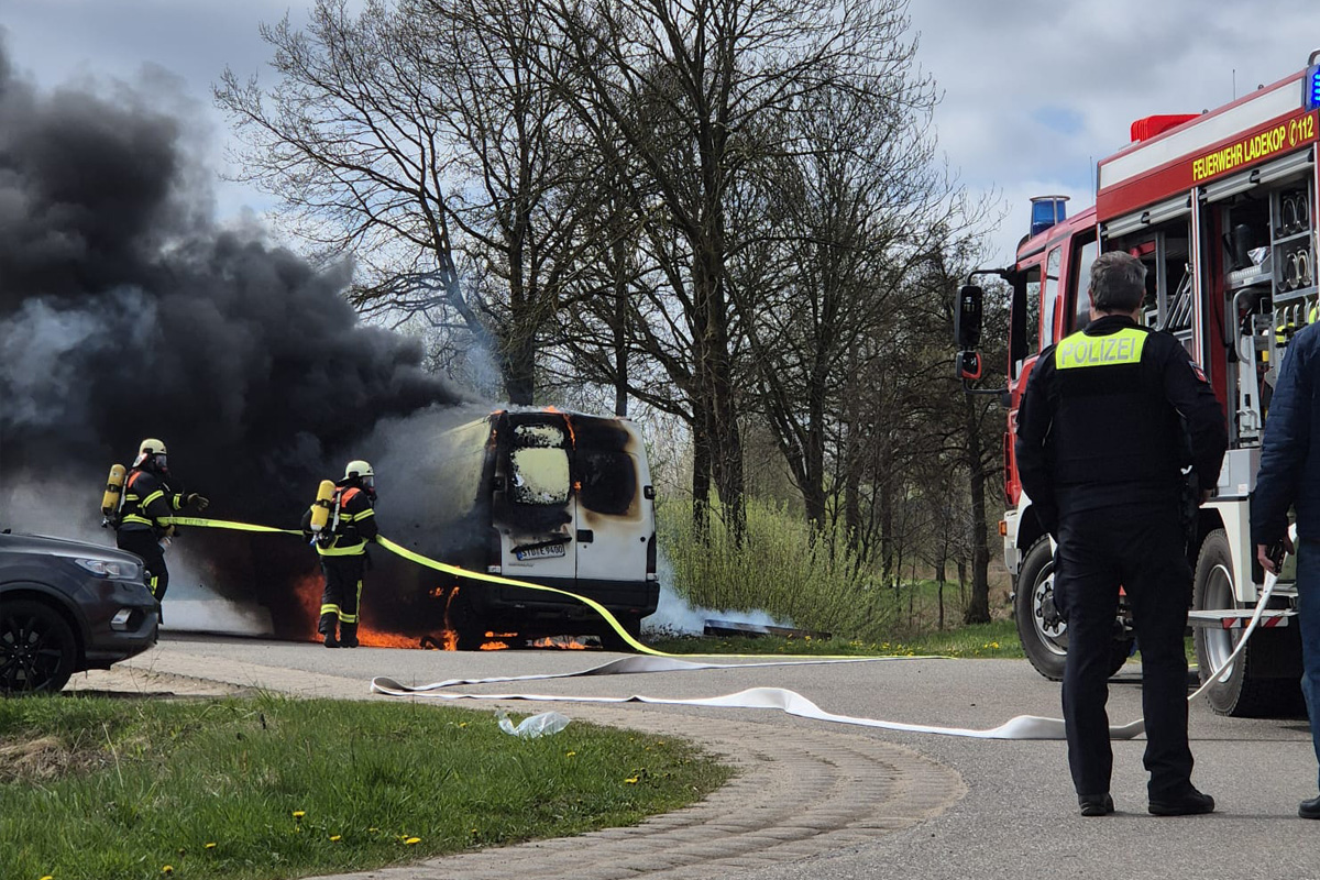 Jork – Transporter brennt vollständig aus