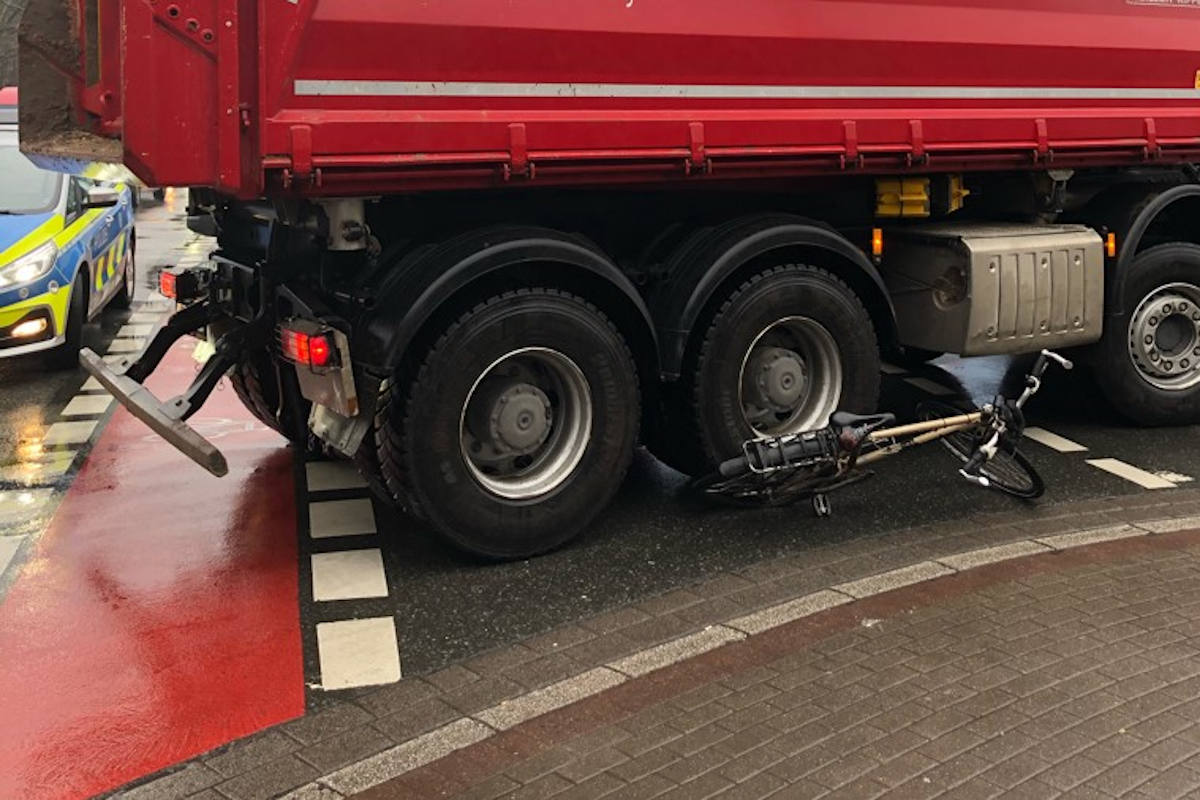 Dortmund – Lkw erfasst beinahe Radfahrer