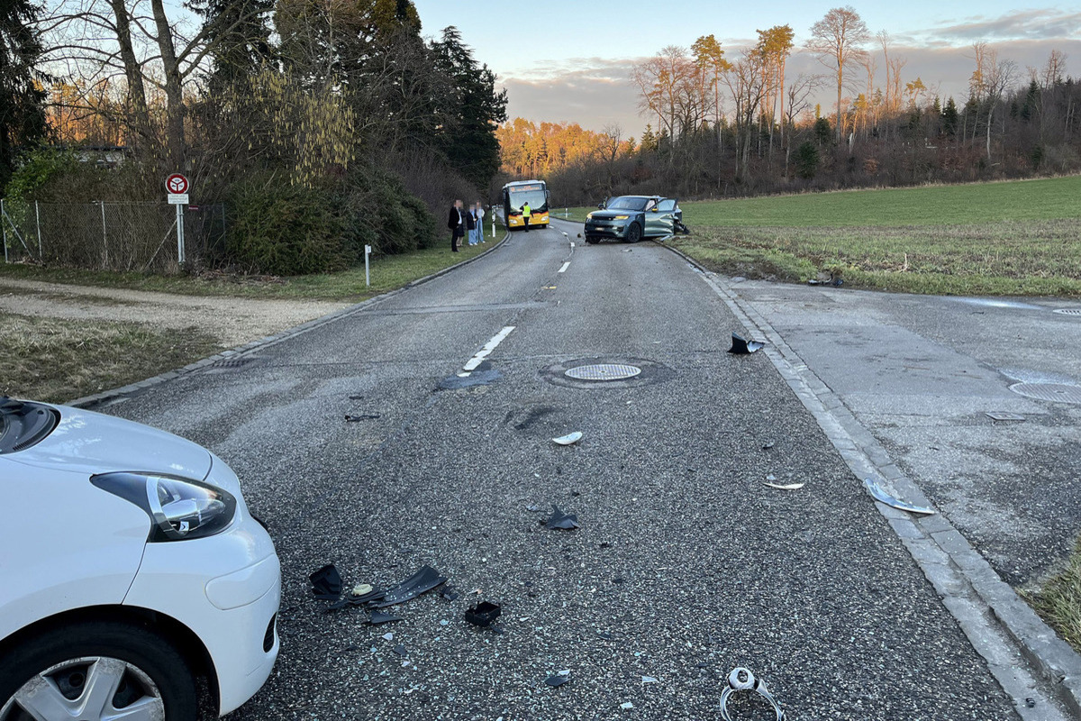 Ettingen BL – Frontaler Zusammenstoss zwischen zwei Autos 