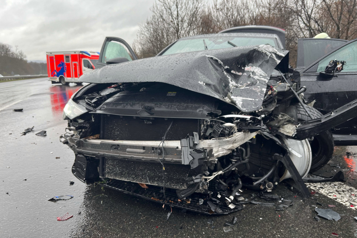 NRW – Mehrere Aquaplaning-Unfälle mit Verletzten auf der A2