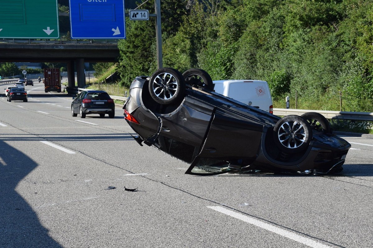 Unfall auf Autobahn A2 in Egerkingen SO -  Lastwagen touchiert Auto und führt zu einem schweren Unfall
