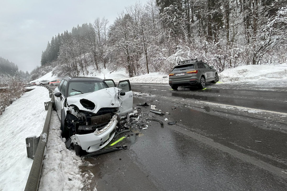 Bennau SZ – Zwei Verletzte nach Kollision auf vereister Strasse