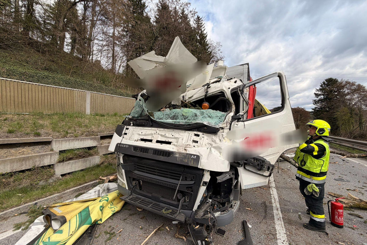 Krottendorf – Zwei Lkw bei Unwetter durch Bäume beschädigt