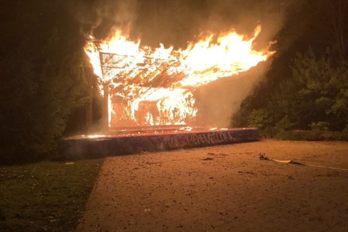 Gelsenkirchen – Musikpavillon im Stadtgarten brennt