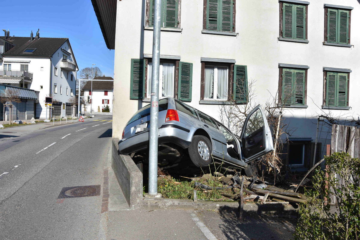 Wagen SG – Mit Auto gegen Hauswand geprallt