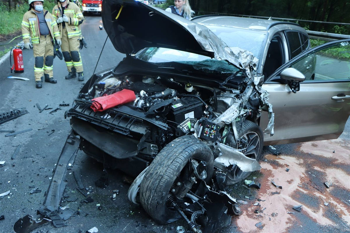 Wiehl-Alperbrück – Zwei Verletzte nach heftigem Frontalzusammenstoß