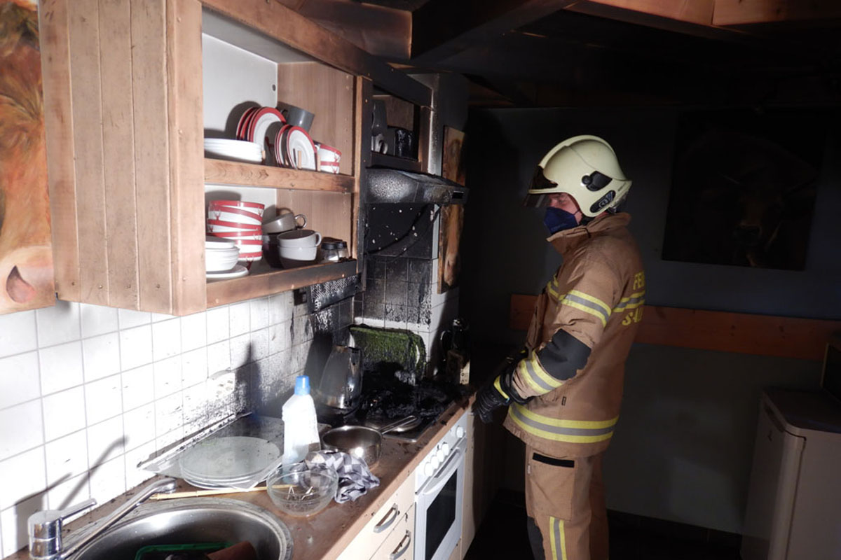 Saalfelden - Kleinkinder beim Spielen mit Herd Küchenbrand verursacht