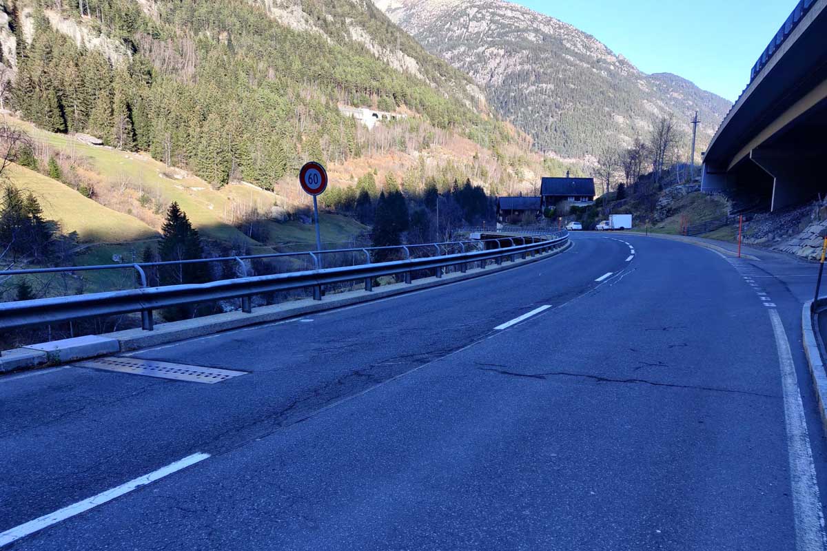 Wassen UR - Wegen Teilsanierung ist Verkehr beim Lehnenviadukt Wannisflue einspurig