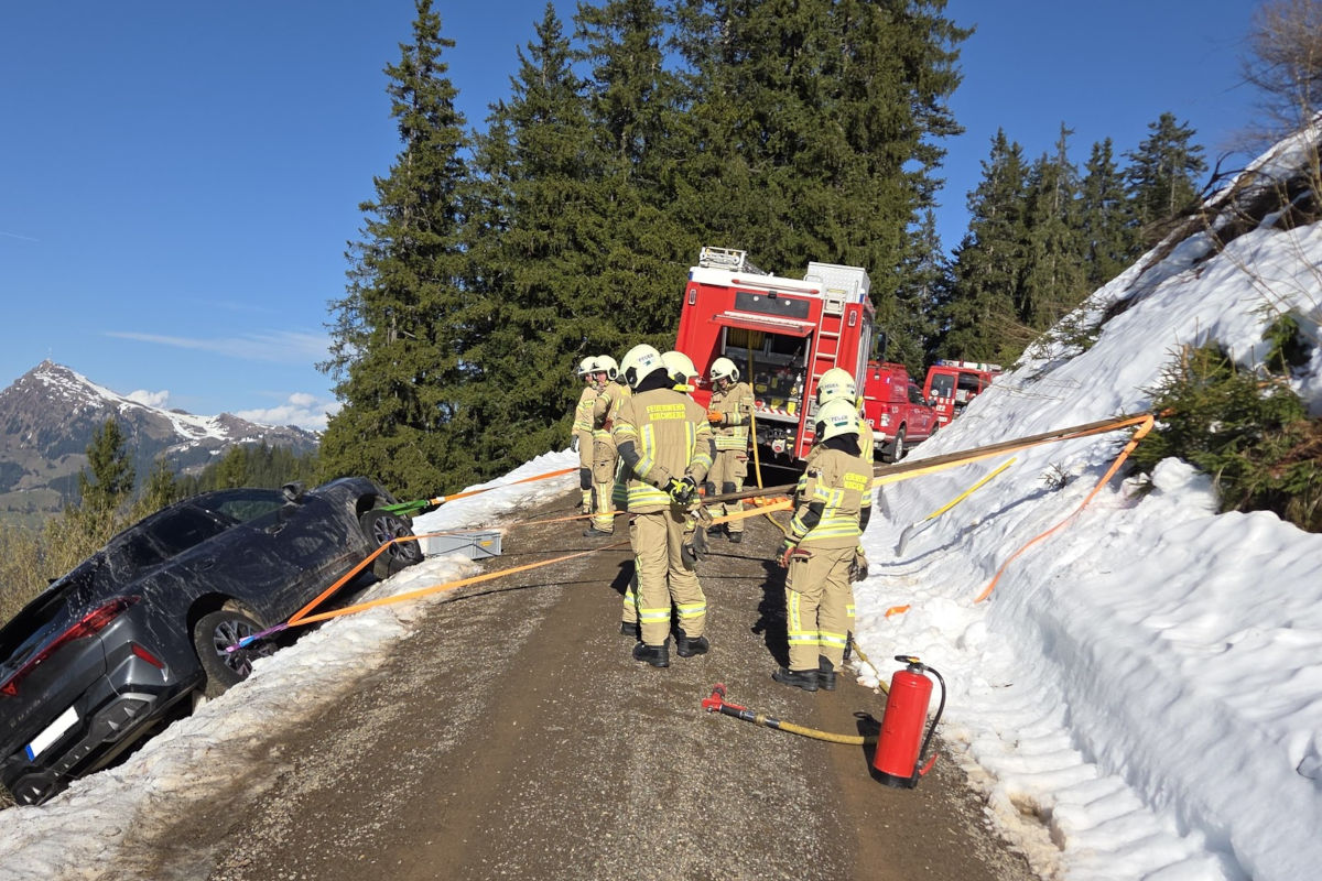 Kirchberg in Tirol – Pkw stürzt ab