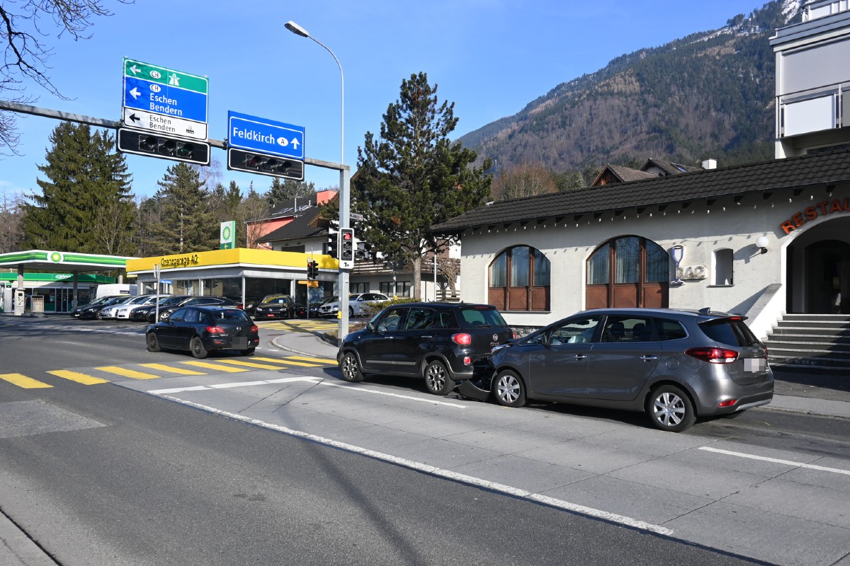 Nendeln FL - Kollision zwischen drei Personenwagen