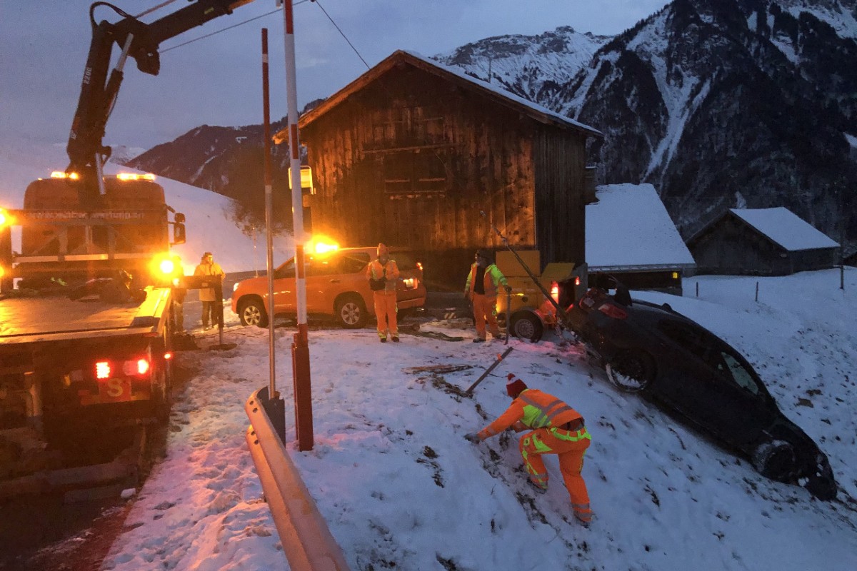 Verunfallt in Linthal GL - Mit Subaru auf dem Weg zum Urnerboden von der Strecke abgekommen
