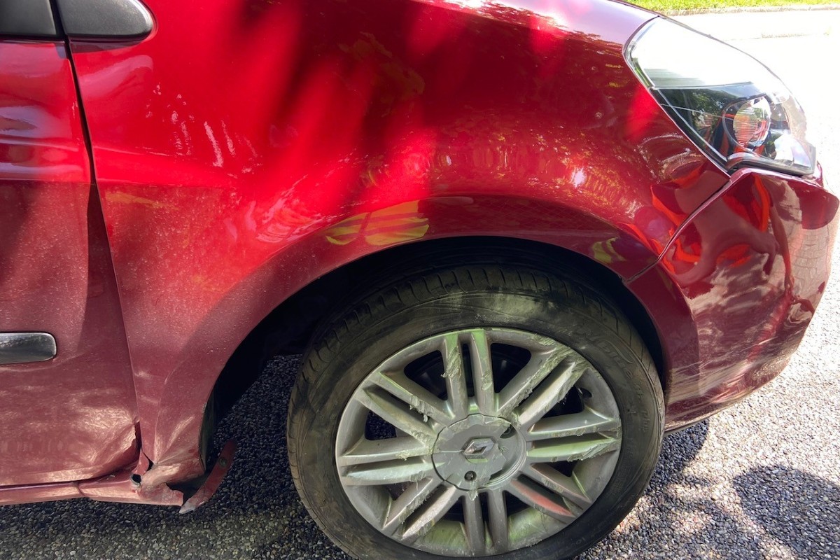 Betrunkene Lenkerin baut in Brittnau AG einen Selbstunfall