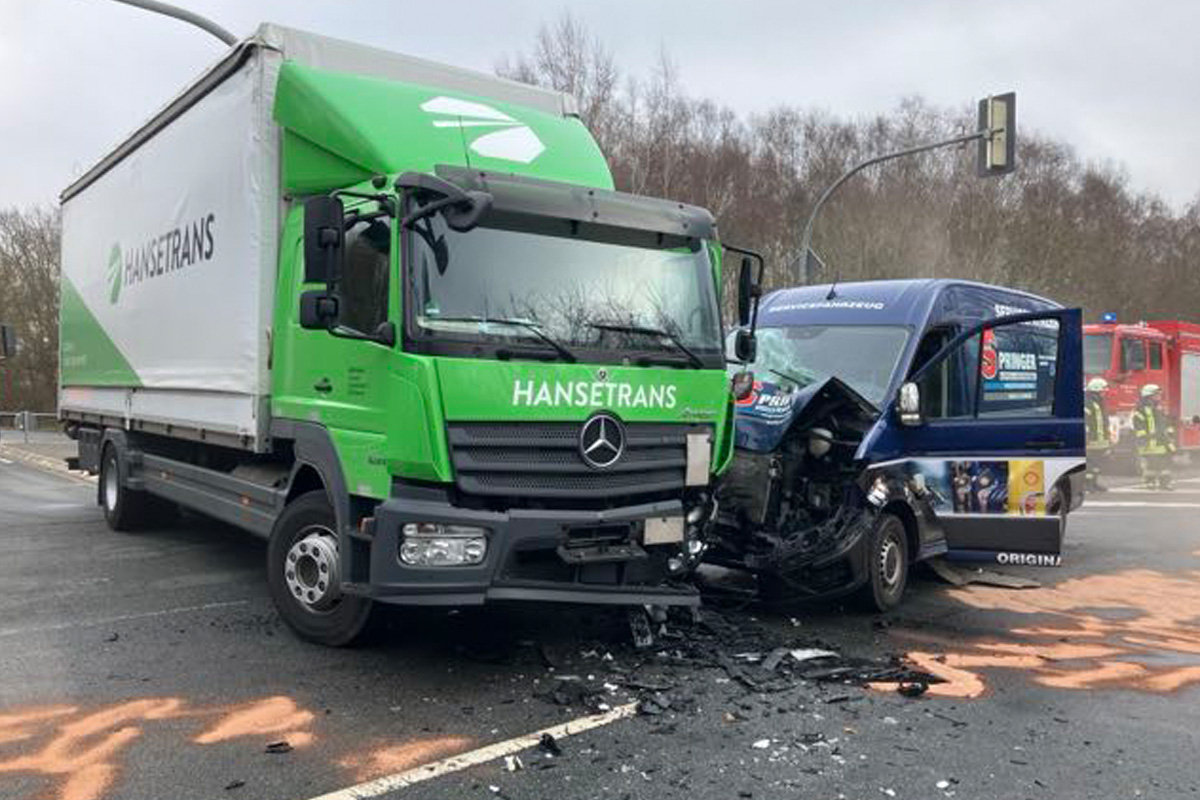 Syke – Transporter missachtet rote Ampel und prallt in Lkw