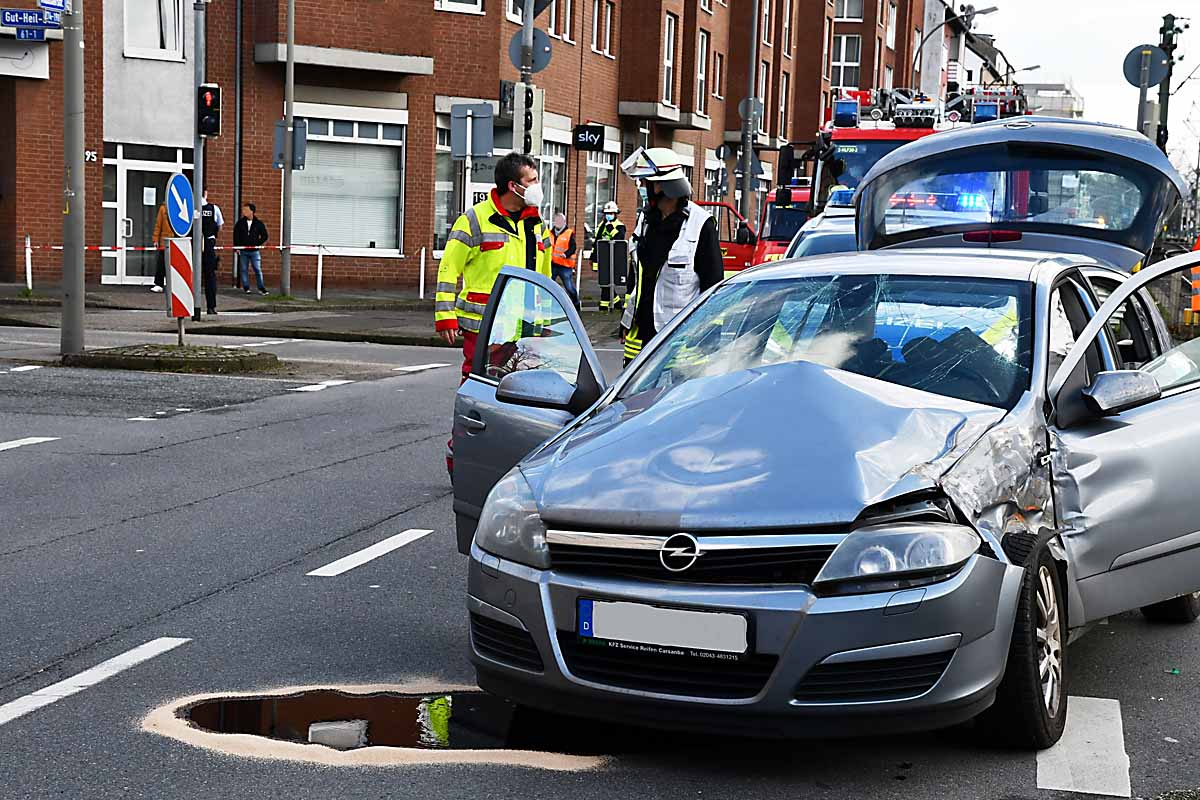 Dortmund - Schwerer Verkehrsunfall zwischen Straßenbahn und PKW
