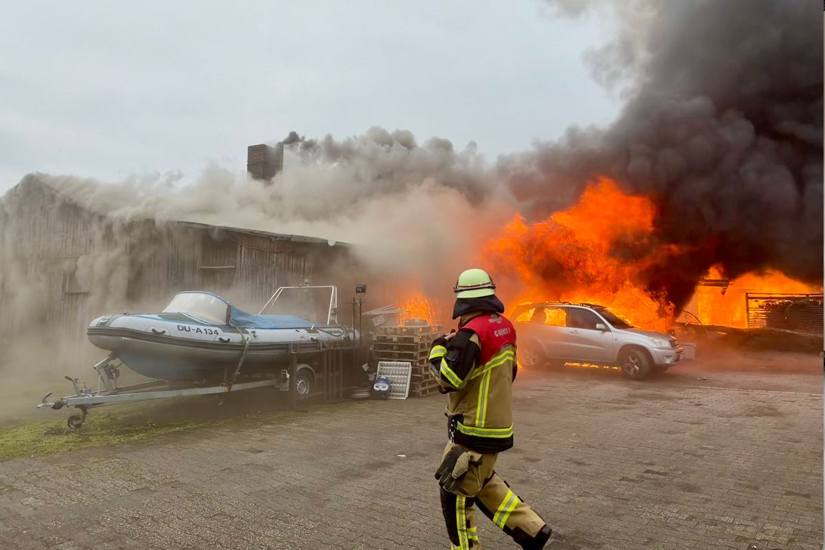 Essen – Brand zerstört Holzbetrieb im Gewerbegebiet