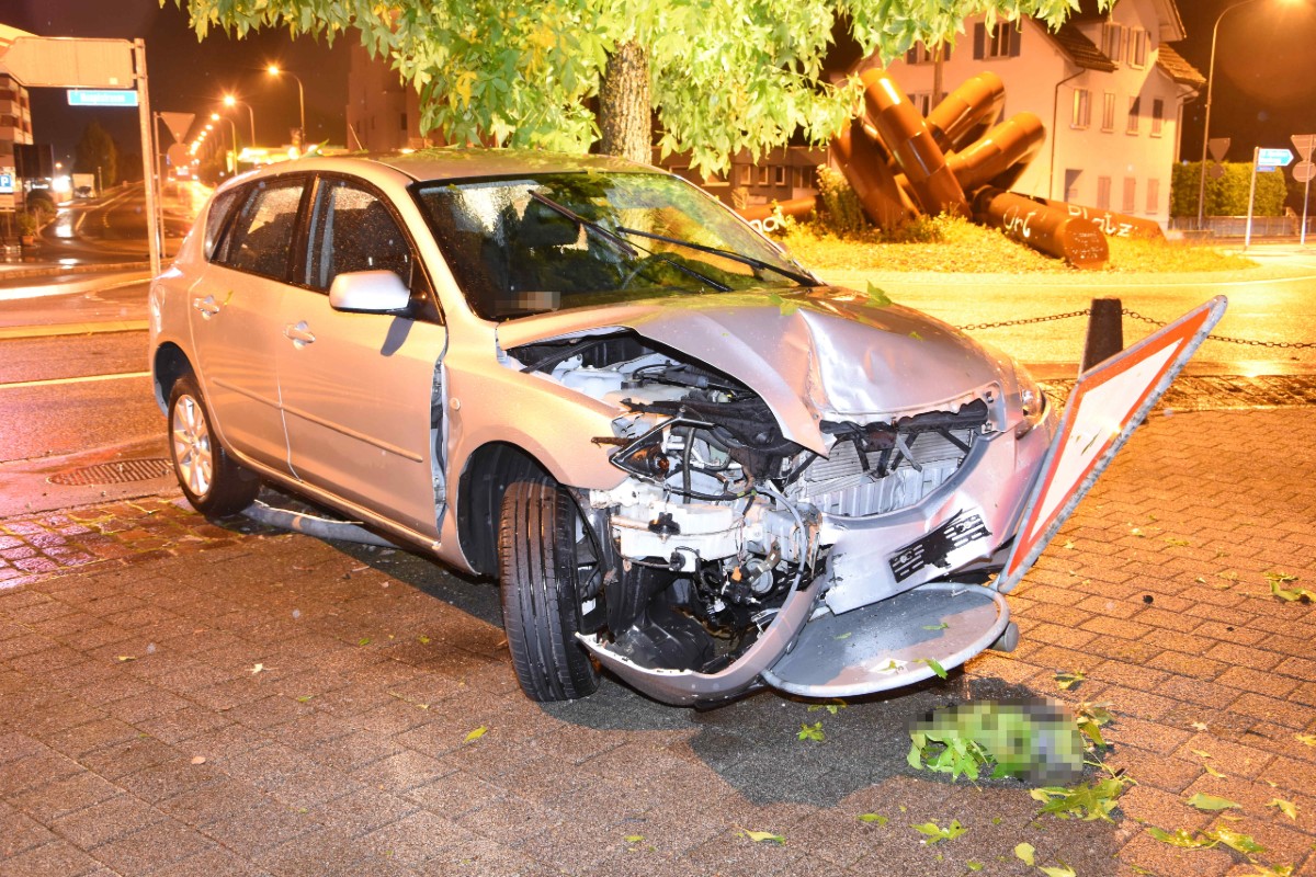 Au SG - Rentnerin baut fahrunfähig Selbstunfall - 20'000 Franken Sachschaden