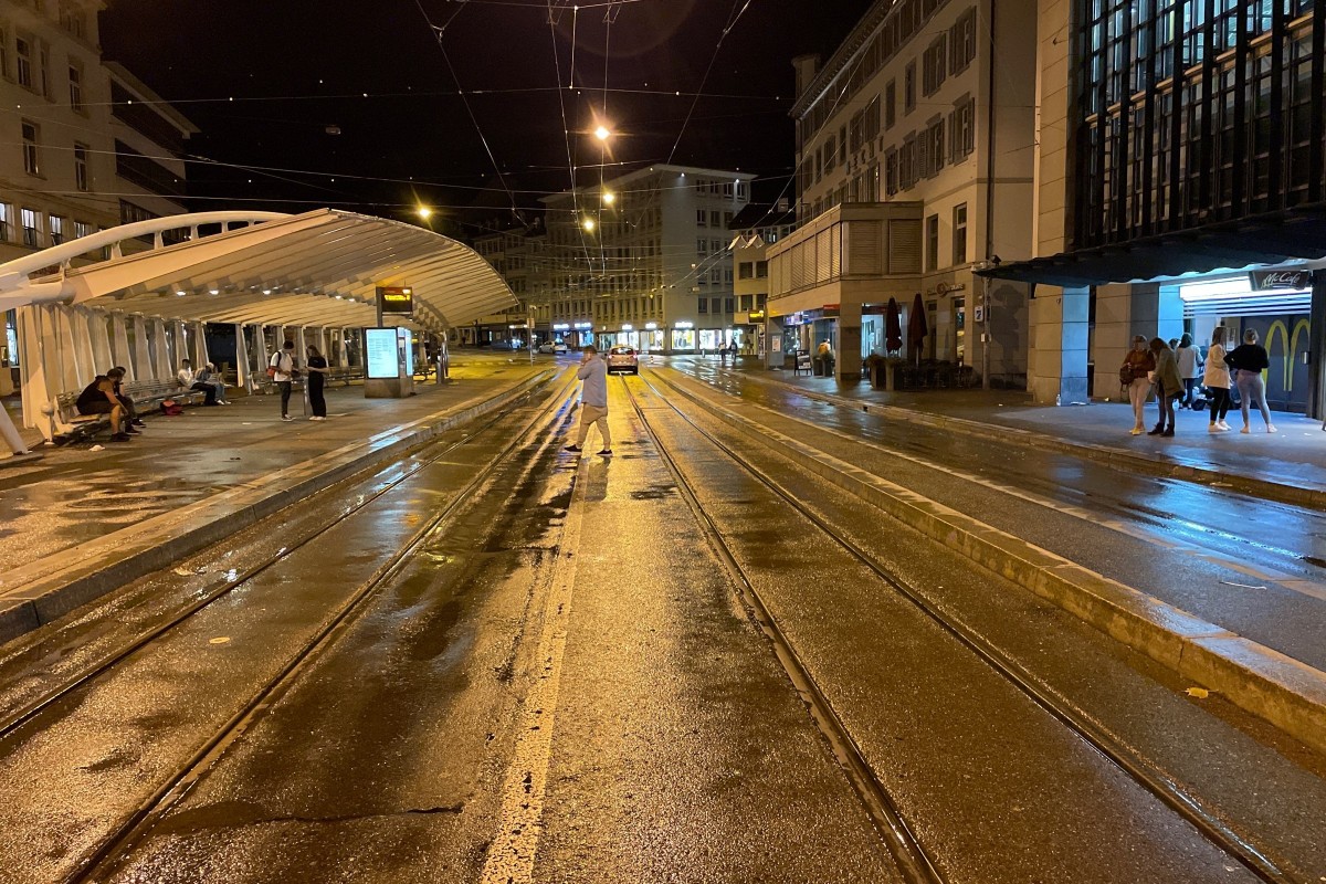 Stadt St. Gallen - Abgelenkter Autofahrer übersieht Fussgänger