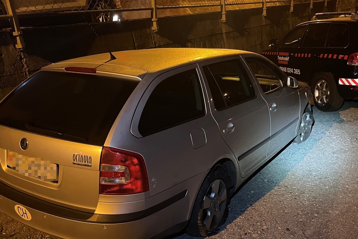 Unfall in Scuol GR - Mit einer Baustellenabschrankungen kollidiert 