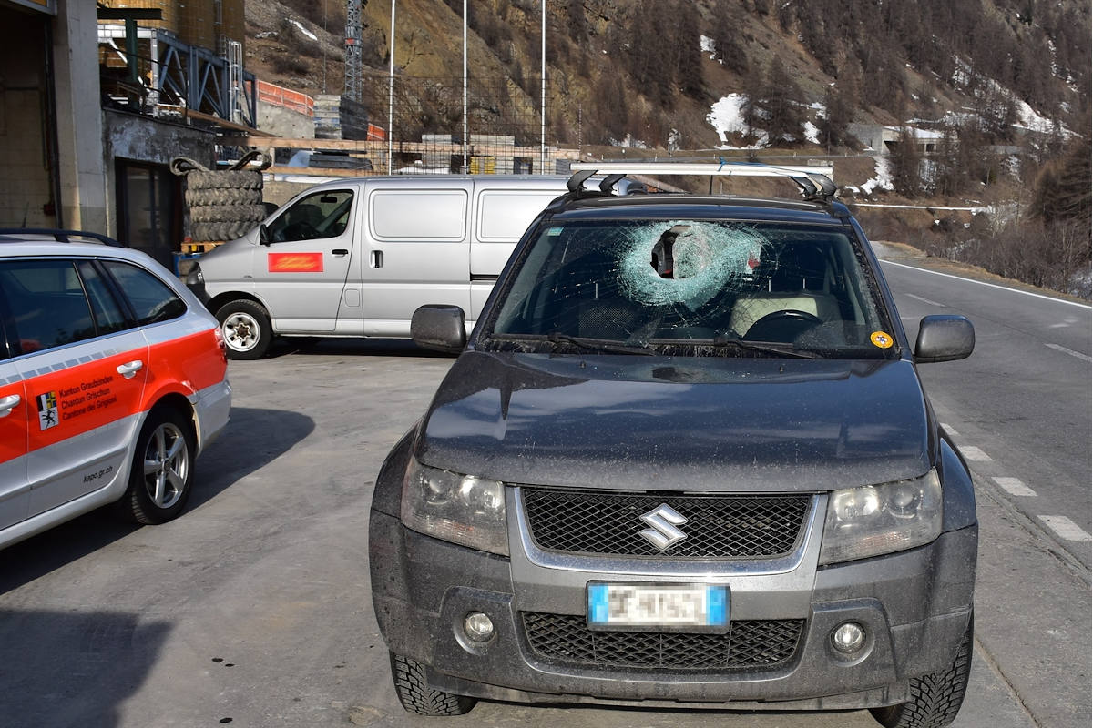 Zernez GR – Autolenker durch herabstürzenden Stein verletzt