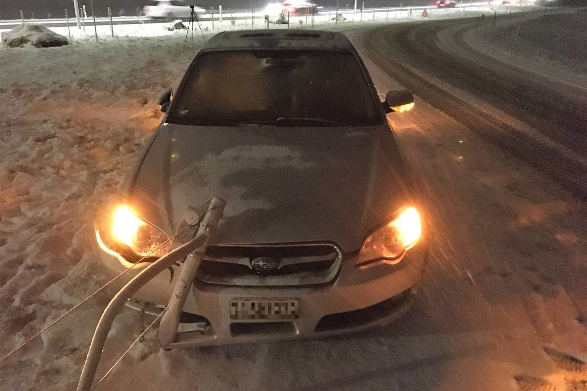 Unfall in Näfels – In Strassenzaun gekracht