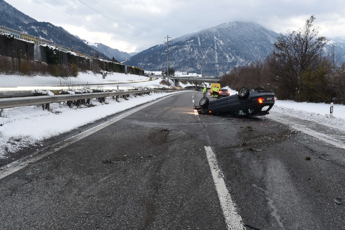 Chur GR - Auf der A13 auf dem Dach gelandet