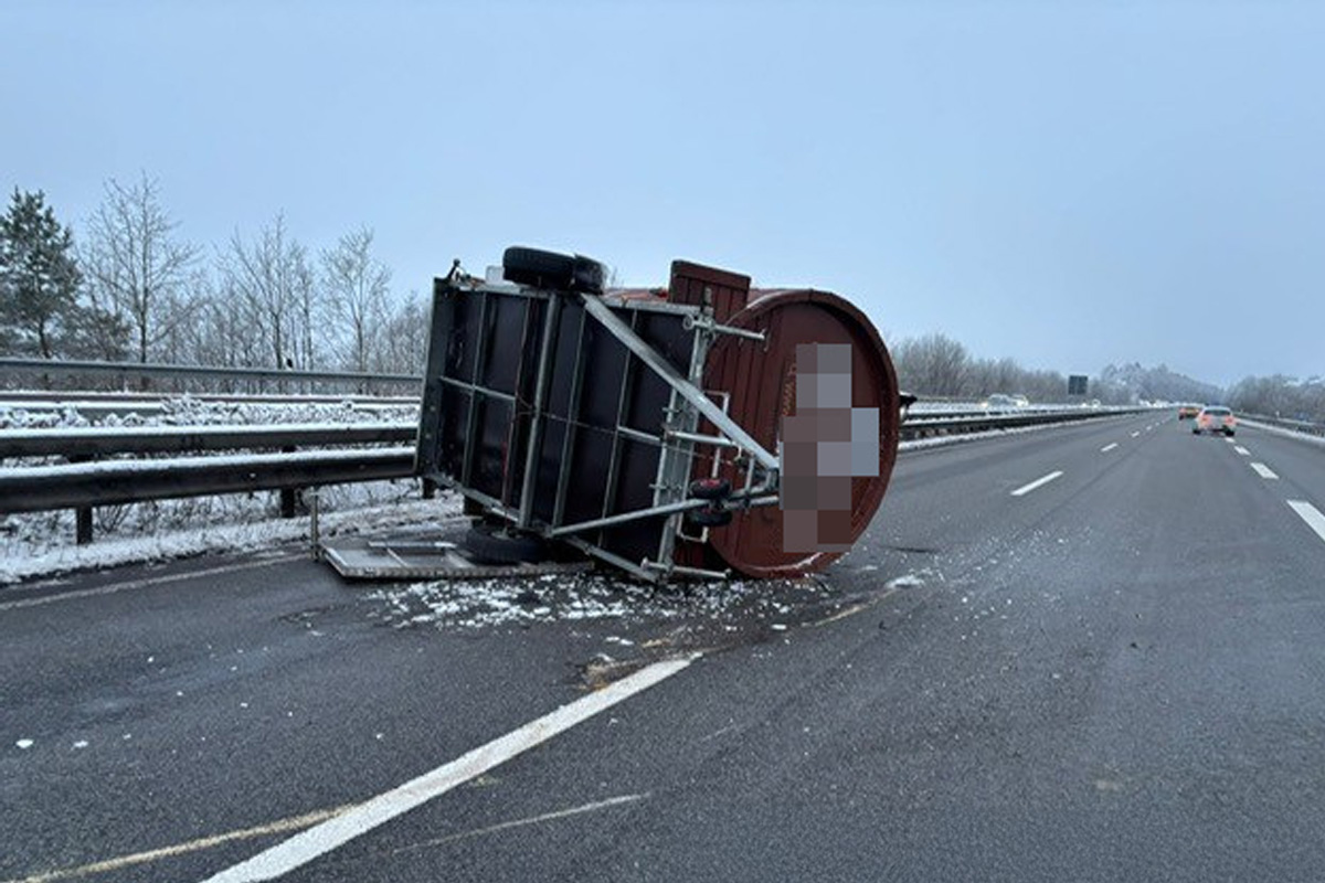 A8 Walshausen – Saunafass-Anhänger überschlägt sich
