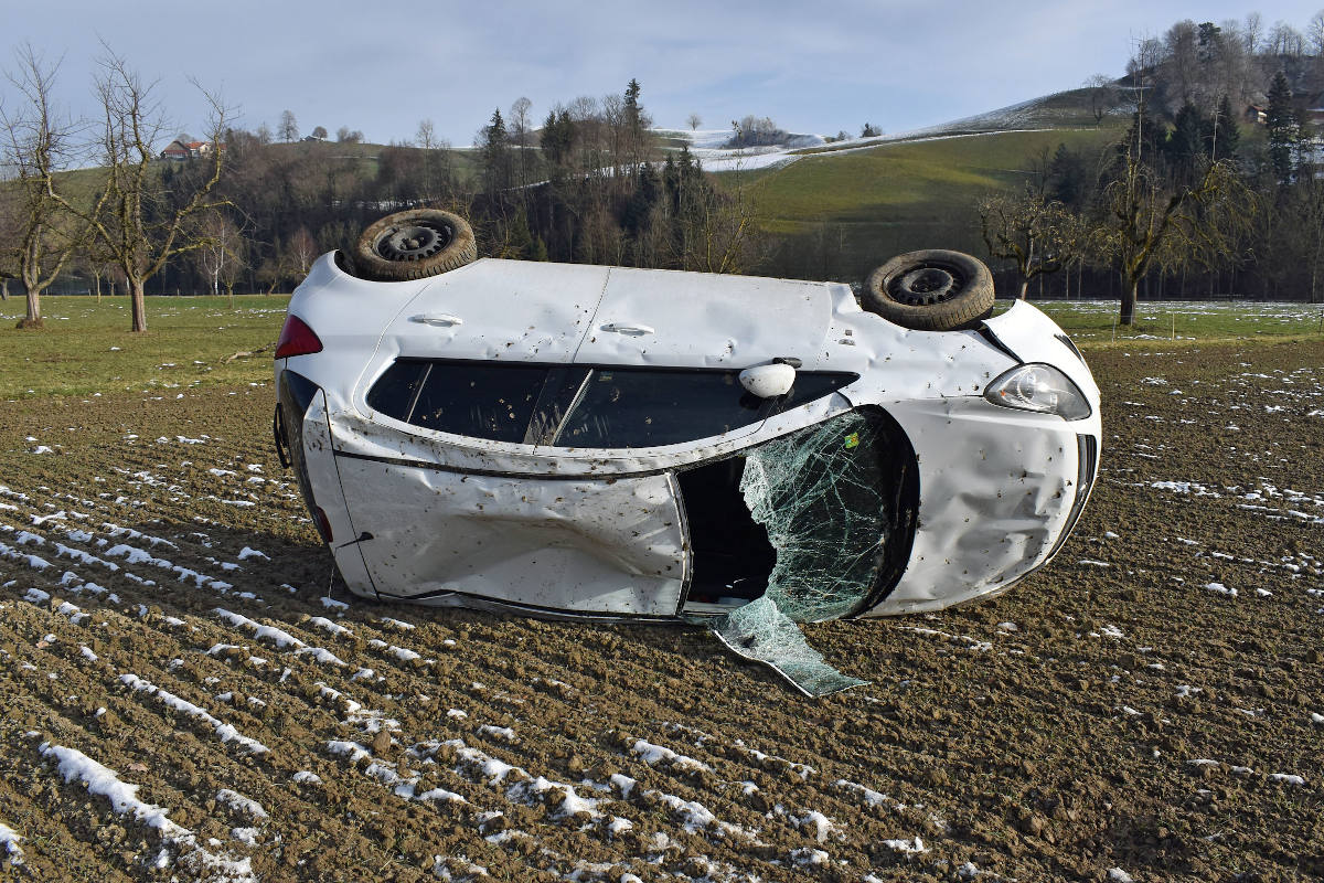 Hergiswil bei Willisau LU – Auto überschlägt sich bei Selbstunfall