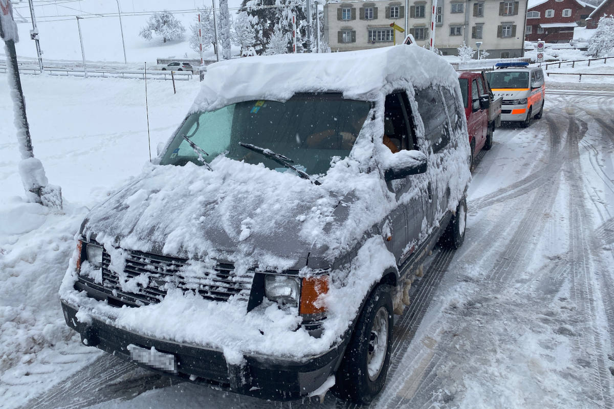 St. Gallen – Mehrere Fahrzeuge mit Schnee auf Dach angehalten
