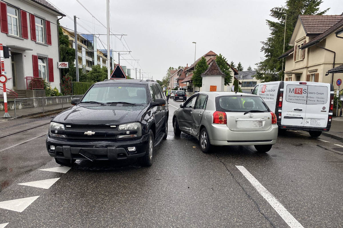 Aesch BL – Kollision zwischen zwei Personenwagen – eine Person verletzt