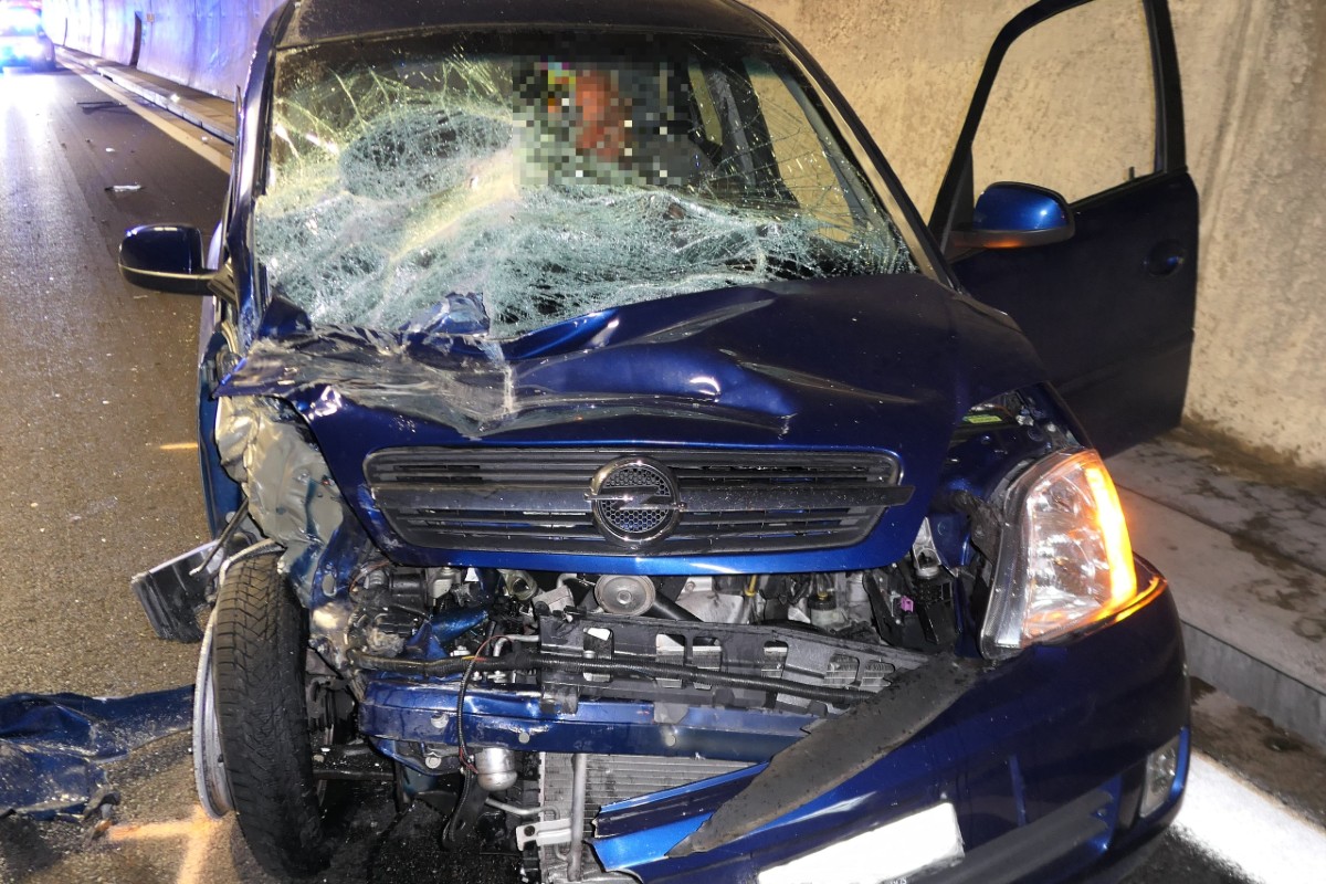 Filzbach GL - Auffahrunfall auf der A13 - Kerenzerbergtunnel gesperrt