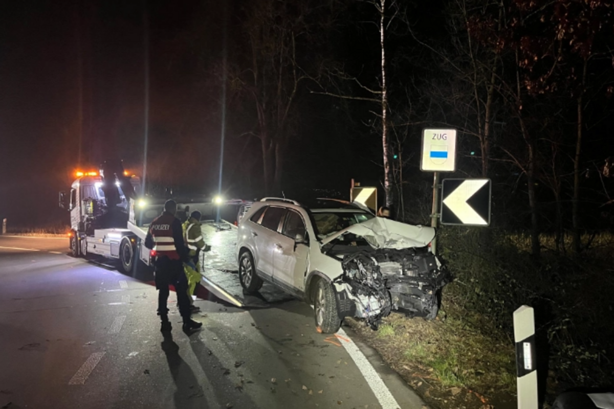 Hünenberg ZG - Alkoholisiert gegen einen Baum geprallt