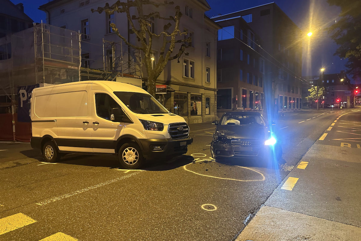 Unfall in St. Gallen – Lieferwagen kollidiert mit Auto