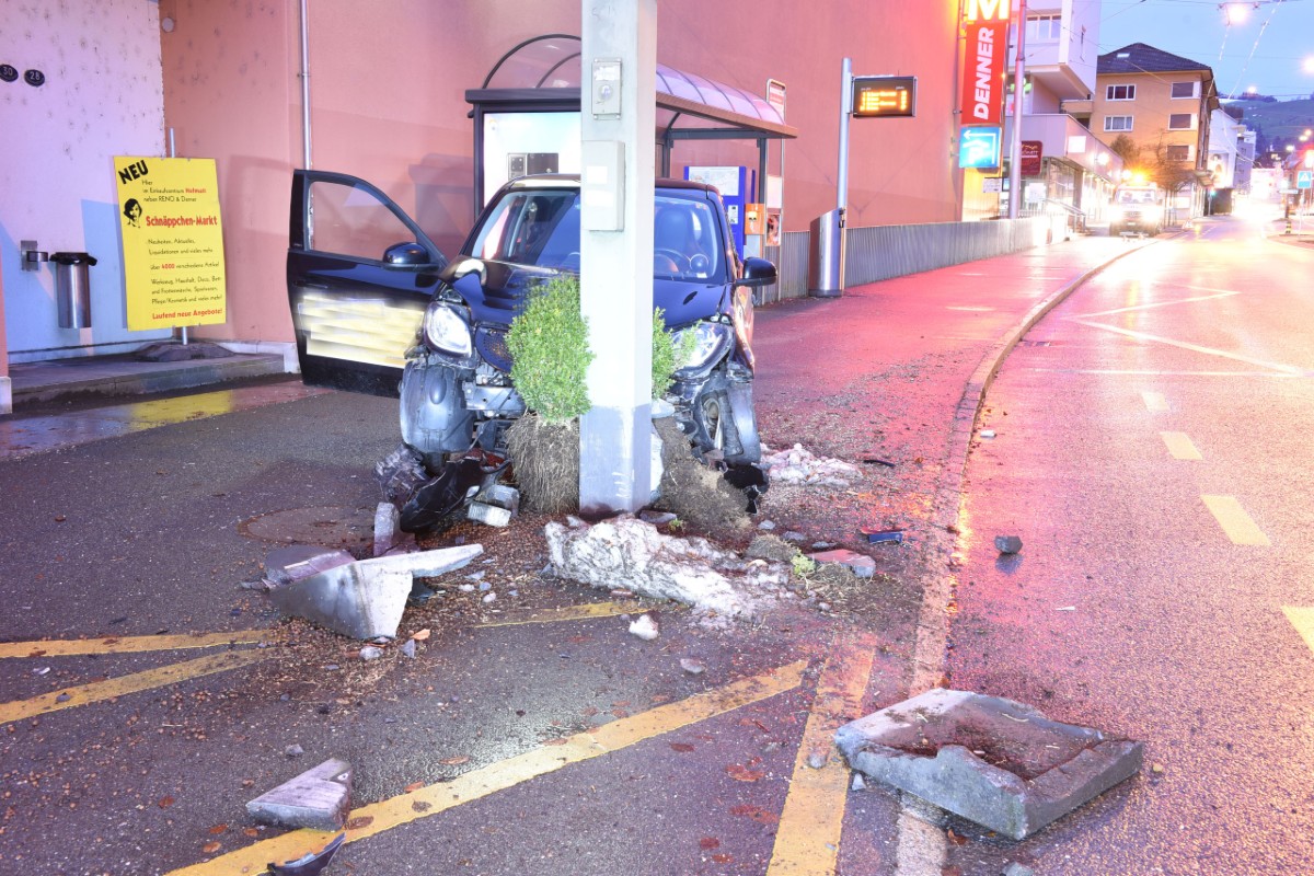 Kriens LU - Frontal in Lichtsignalanlage geprallt!