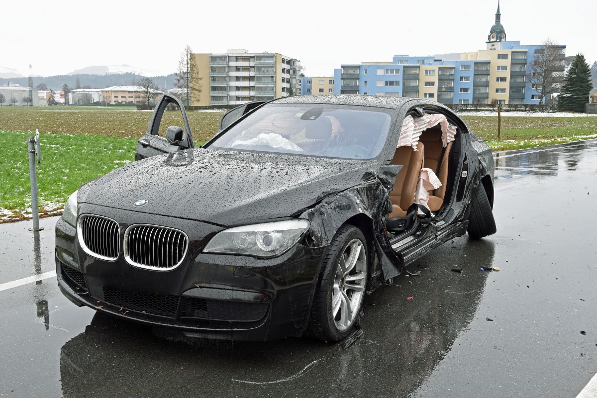 Emmen LU - Kontrolle über BMW verloren und verunfallt