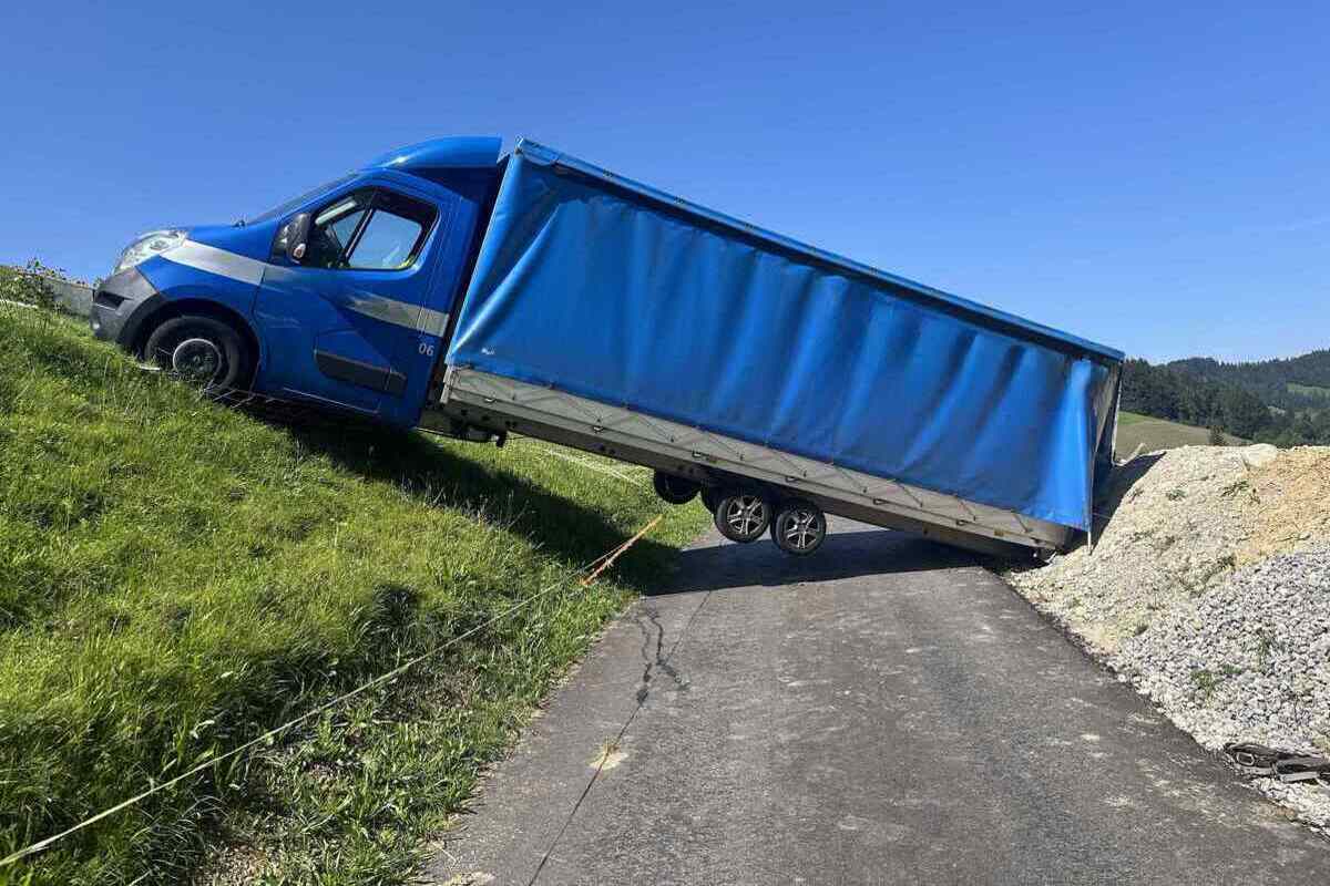 Schwellbrunn AR - Abgestellter Lieferwagen macht sich selbstständig