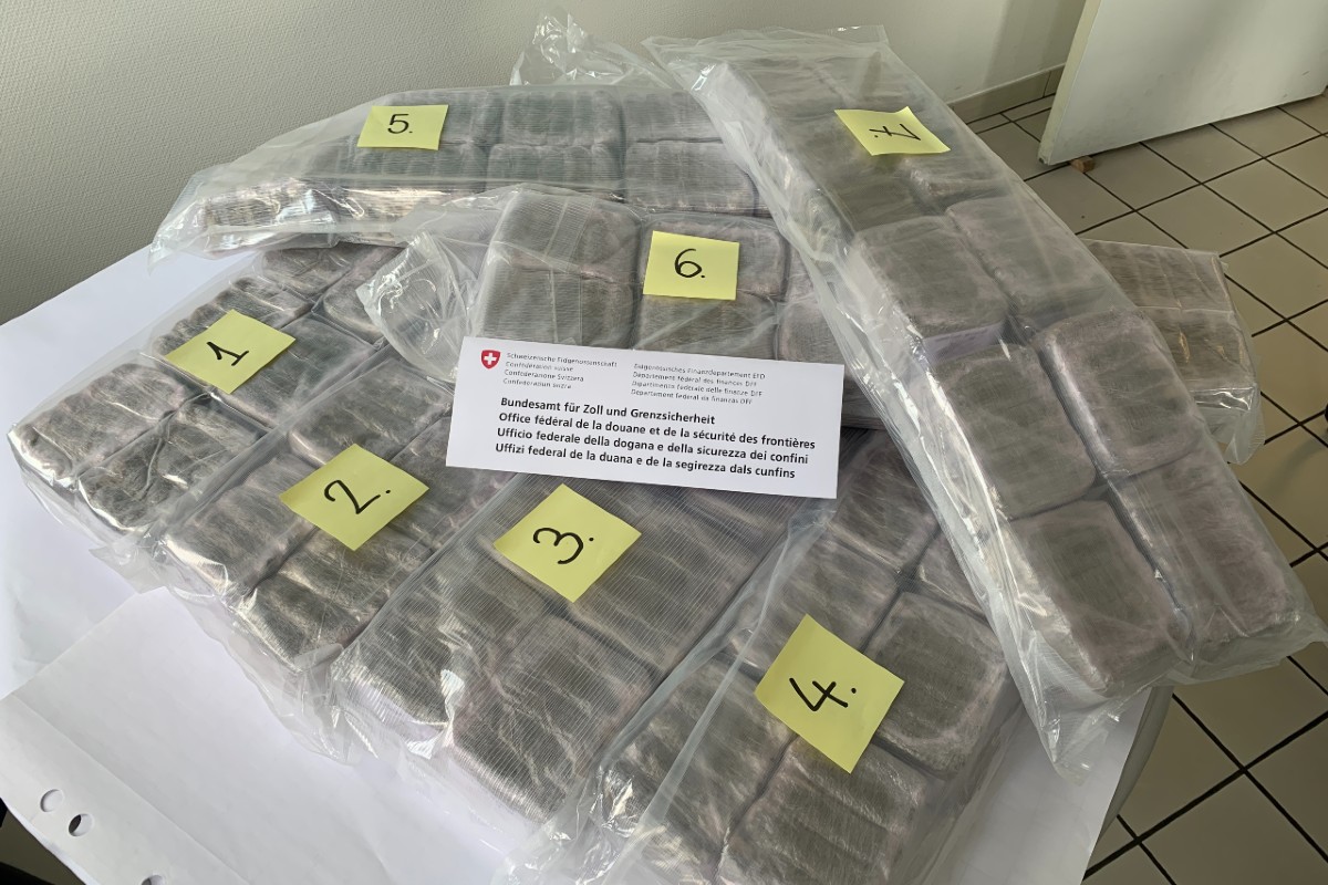 Kontrolle  Basel/St. Louis-Autobahn - LKW-Aussenfach enthielt 35 Kilogramm Haschisch