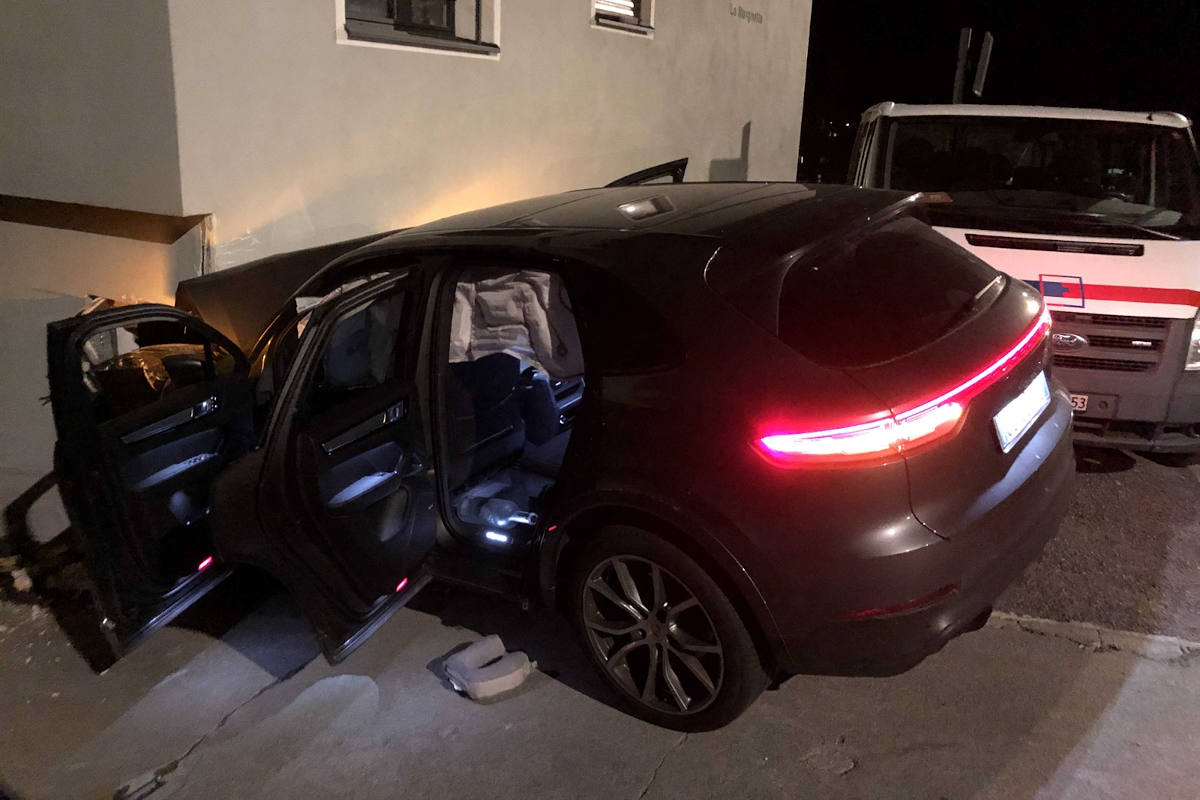 St. Moritz GR – Mit geklautem Fahrzeug gegen Haus gekracht