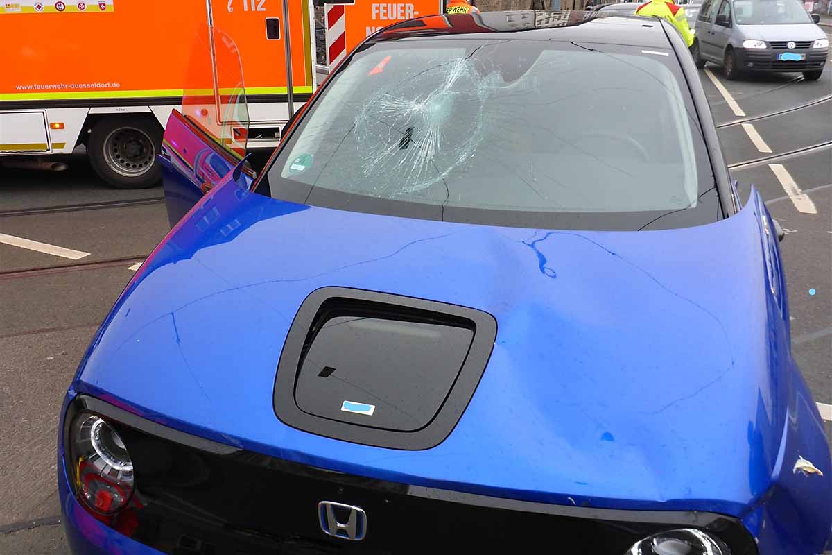 Düsseldorf - Frau von Honda erfasst und schwer verletzt